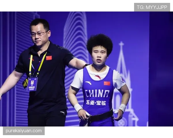 侯志慧举重像要掰开天，逛街结账那一刻竟然成了温柔路人