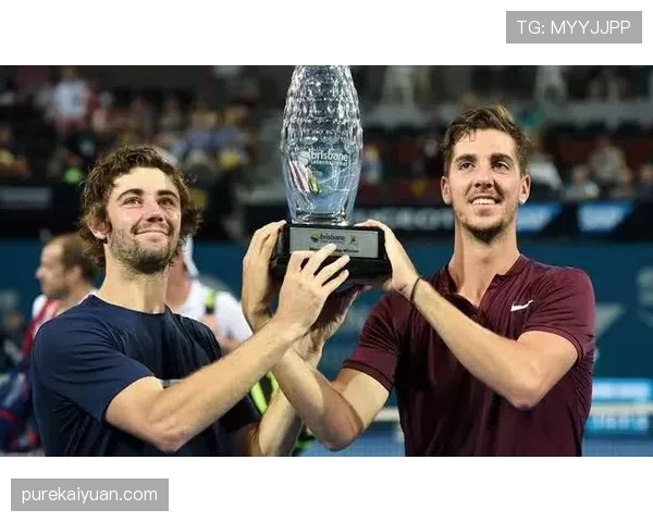 乔丹·汤普森训练完直接去超市抢购蛋白粉，这自律程度让隔壁健身房情侣都沉默了