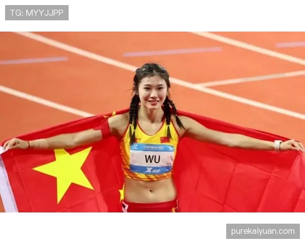 吴艳妮一出现我就慌了，运动员随手一背竟像豪门日常